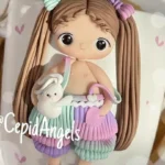مجسمه فیمو تُپلی با سرهمی رنگین کمونی